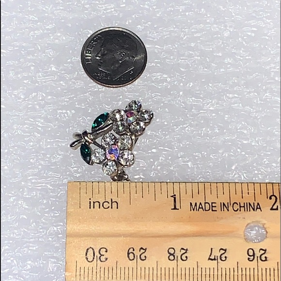 Beautiful & Dainty Rhinestone Floral Brooch Pin - Picture 10 of 16